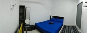 een slaapkamer met een blauw bed met blauwe kussens bij Afnan Homestay at Semenyih, Ascotte Boulevard in Semenyih
