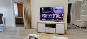 uma sala de estar com uma televisão de ecrã plano num suporte em SWEET HOME - central cozy apartment em Cluj-Napoca