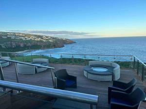 um deque com sofás e vista para o oceano em Vincent - Artistic Luxury Suite em Mossel Bay
