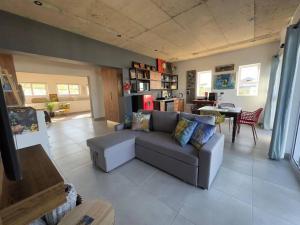 Ruang duduk di Vincent - Artistic Luxury Suite