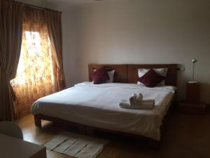 a bedroom with a bed with two stuffed animals on it at Férias Inesquecíveis in Carregado