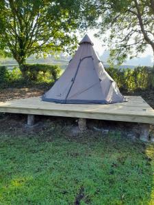 uma tenda sentada em cima de uma mesa de piquenique em St Mullins Camping em Saint Mullins