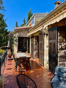 patio ze stołem i krzesłami oraz dom w obiekcie Entre Nice et Monaco grande Villa avec piscine privée 12 personnes w mieście Drap +37 zdjęć