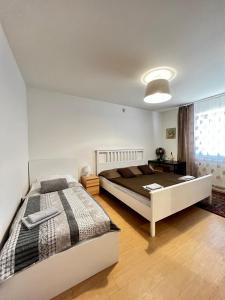 ein Schlafzimmer mit einem großen Bett und einem Fenster in der Unterkunft Penzion Sofi in Prag