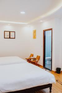 Łóżko lub łóżka w pokoju w obiekcie Nhà Gốm
