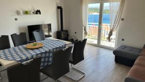 Un comedor con mesa y sillas con vista al mar. en Seaview and relax, en Korčula