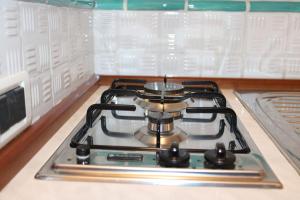 un four avec plaques de cuisson installé au-dessus d'un comptoir de cuisine dans l'établissement Brain Loft Pagani, à Pagani
