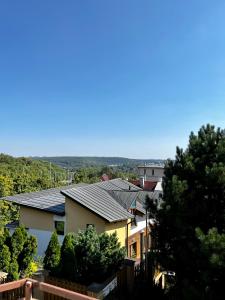 eine Gruppe von Häusern mit Sonnenkollektoren auf ihren Dächern in der Unterkunft Penzion Sofi in Prag