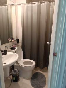 een badkamer met een toilet, een wastafel en een douche bij Azure Urban Resort Residences Staycation in Manilla