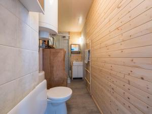 een badkamer met een toilet en een wastafel bij Green Garden blok 2 on floor 3 in Middelkerke