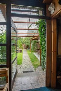 Une porte ouverte s'ouvre sur un jardin doté d'une terrasse. dans l'établissement Penzion Eva Krnov, à Krnov