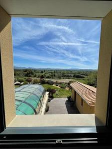 - une vue depuis la fenêtre d'un bâtiment dans l'établissement Maison avec terrasse proche Grignan, à Colonzelle