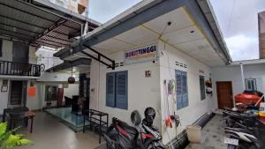 ein Gebäude mit Motorrädern, die draußen geparkt sind in der Unterkunft Bukittinggi Homestay in Bukittinggi