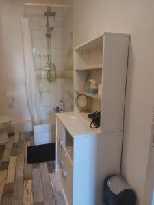 łazienka z umywalką, toaletą i wanną w obiekcie La Quiétude w mieście Cotignac