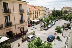 vistas a una calle de la ciudad con coches aparcados en Le Stanze del Re, en Lamezia Terme