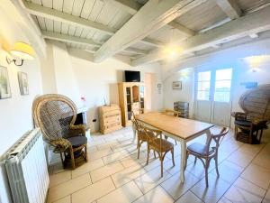 3 guests apt Spoleto Pool site - With infinity pool, extensive grounds電視和／或娛樂中心