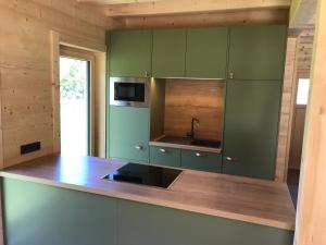 Kuchyň nebo kuchyňský kout v ubytování Das Grünhaus - Dein Chalet in Grünau im Almtal + 36 fotografií
