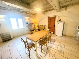 3 guests apt Spoleto Pool site - With infinity pool, extensive grounds廚房或簡易廚房
