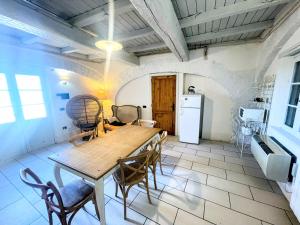 3 guests apt Spoleto Pool site - With infinity pool, extensive grounds廚房或簡易廚房