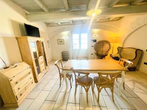 3 guests apt Spoleto Pool site - With infinity pool, extensive grounds電視和／或娛樂中心