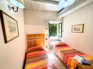 3 guests apt Spoleto Pool site - With infinity pool, extensive grounds房間的床