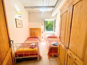 3 guests apt Spoleto Pool site - With infinity pool, extensive grounds房間的床