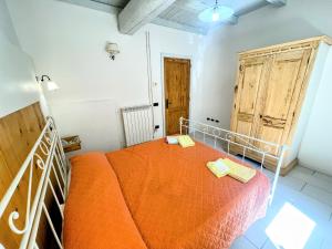 3 guests apt Spoleto Pool site - With infinity pool, extensive grounds房間的床