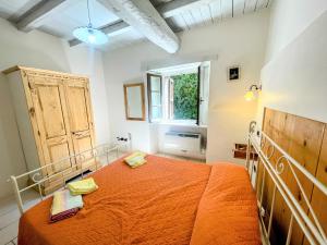 3 guests apt Spoleto Pool site - With infinity pool, extensive grounds房間的床