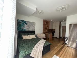 1 dormitorio con 1 cama y sala de estar en Apartament Nova Klonova en Kielce