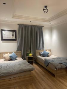 Ένα ή περισσότερα κρεβάτια σε δωμάτιο στο Taibah Apartment