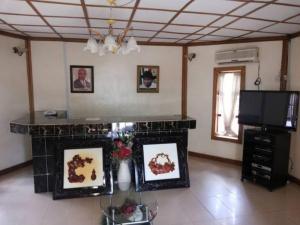 ein Wohnzimmer mit einem Kamin und einem TV in der Unterkunft Room in Lodge - Garentiti Apartment - Silver Room in Iyiba