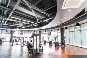een fitnessruimte met loopbanden en crosstrainers bij Azure Urban Resort Residences Staycation in Manilla