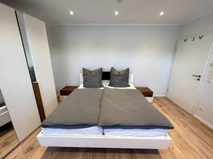 ein Schlafzimmer mit einem großen Bett in einem Zimmer in der Unterkunft Ferienwohnung am Glockensee in Bad Laer