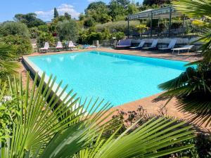einen Pool mit Liegestühlen und Bäumen in der Unterkunft 3 guests Pool villa-Jacuzzi infinity pool in wondrous gardens that surround in Spoleto