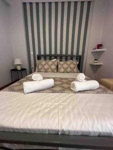 ein Schlafzimmer mit zwei weißen Kissen auf einem Bett in der Unterkunft Frankie's House in Athen