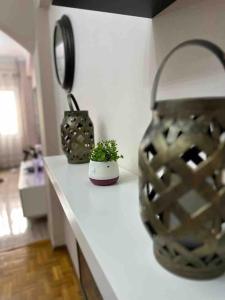 Zimmer mit einer Theke mit einer Pflanze und einem Spiegel in der Unterkunft Frankie's House in Athen