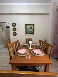 einen Esstisch mit zwei Platten drauf in der Unterkunft Frankie's House in Athen