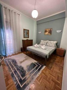 1 dormitorio con 1 cama y suelo de madera en Frankie's House, en Atenas