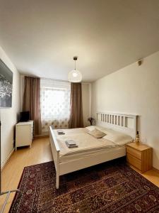 Un dormitorio con una gran cama blanca y una ventana en Penzion Sofi, en Praga