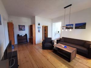 a living room with a couch and a table at Ferienwohnung Auf dem Georgenberg in Naumburg
