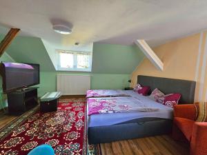 Ein Bett oder Betten in einem Zimmer der Unterkunft Pension Zur Kutscherstube