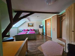 Ein Bett oder Betten in einem Zimmer der Unterkunft Pension Zur Kutscherstube