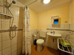 Ein Badezimmer in der Unterkunft Pension Zur Kutscherstube