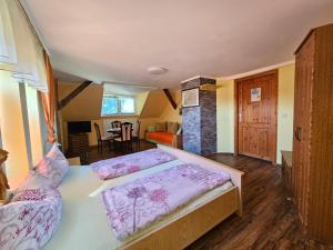Ein Bett oder Betten in einem Zimmer der Unterkunft Pension Zur Kutscherstube