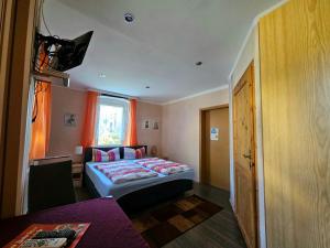 Ein Bett oder Betten in einem Zimmer der Unterkunft Pension Zur Kutscherstube