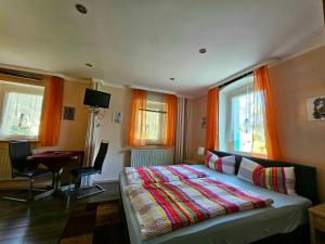 Ein Bett oder Betten in einem Zimmer der Unterkunft Pension Zur Kutscherstube