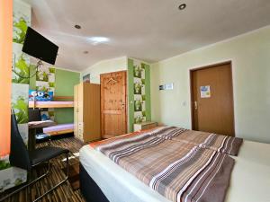 Ein Bett oder Betten in einem Zimmer der Unterkunft Pension Zur Kutscherstube