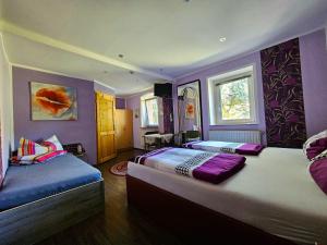 Ein Bett oder Betten in einem Zimmer der Unterkunft Pension Zur Kutscherstube