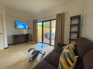 Ein Sitzbereich in der Unterkunft Diamante 242 ST Town home in Gold Coast 2 Bedrooms 3 Bath 3 Community Pools