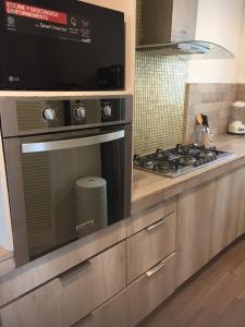 a kitchen with a stove and a stove top oven at Apartamento vista al mar in Boca del Río